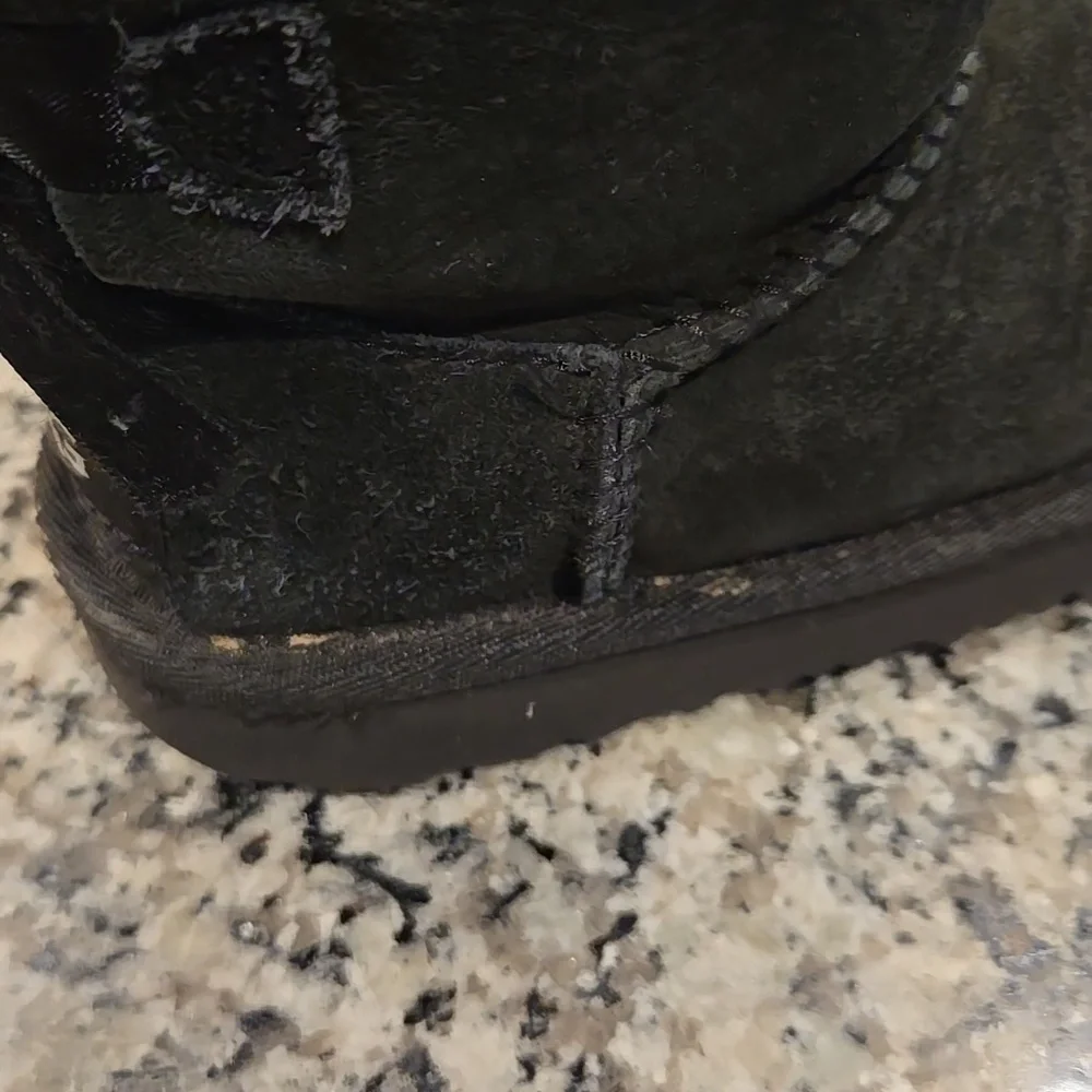 UGG BAILY BOW II BOOTS. SIZE GIRLS 9.